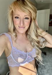 Just some blonde milf for your Monday morning 😂
