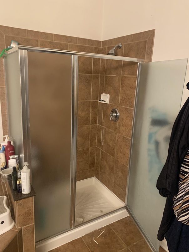 What type of shower is this? Looking to replace the door only