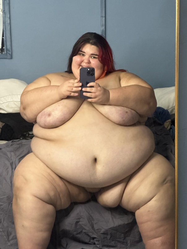 Look how massive my tummy is, this has honestly been the biggest it has ever been. ðŸ˜³ðŸ˜®â€ðŸ’¨