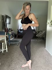 I love a hot fit barefoot girl in leggings… so sexy (f)