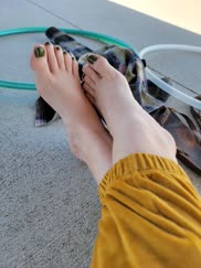 love the green on my toes