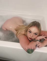  Bathtub photoshoot: why this model looks amazing in the tub picture?
