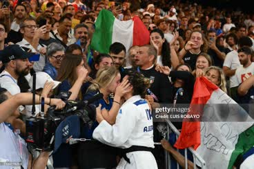 The kiss between gold medal s winner Alice Bellandi and her girlfriend at the 2024 Paris: Olympics