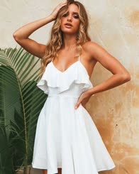 Schöne Blondine in weißem Kleid posiert für Pornhub