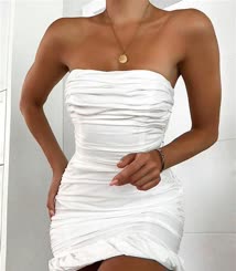 Schöne Frau in weißem Kleid