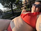Fat poolside babe 😎